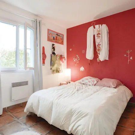 Amazing In Corte With 2 Bedrooms And Wifi